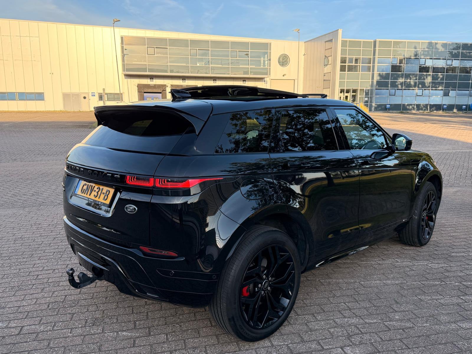 Land Rover Range Rover Evoque P300e R Dynamic 309pk, Auto's, Land Rover, Automaat, 309 pk, 1498 cc, Zwart