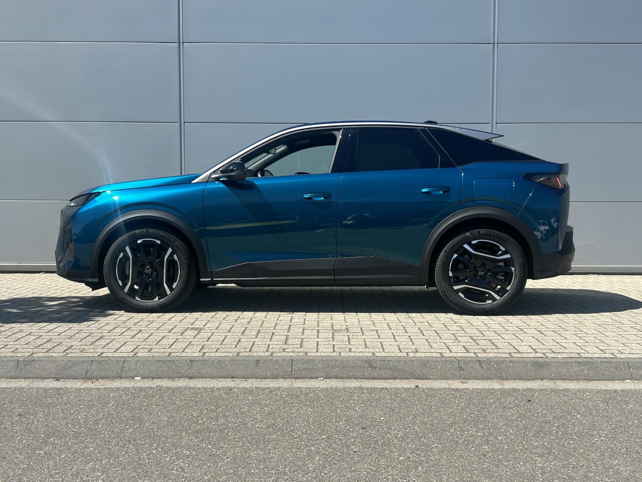 Peugeot e-3008 Allure Avantage 210 73 kWh | Panoramic Naviga, Auto's, 1250 kg, 213 pk, Blauw, Leder en Stof