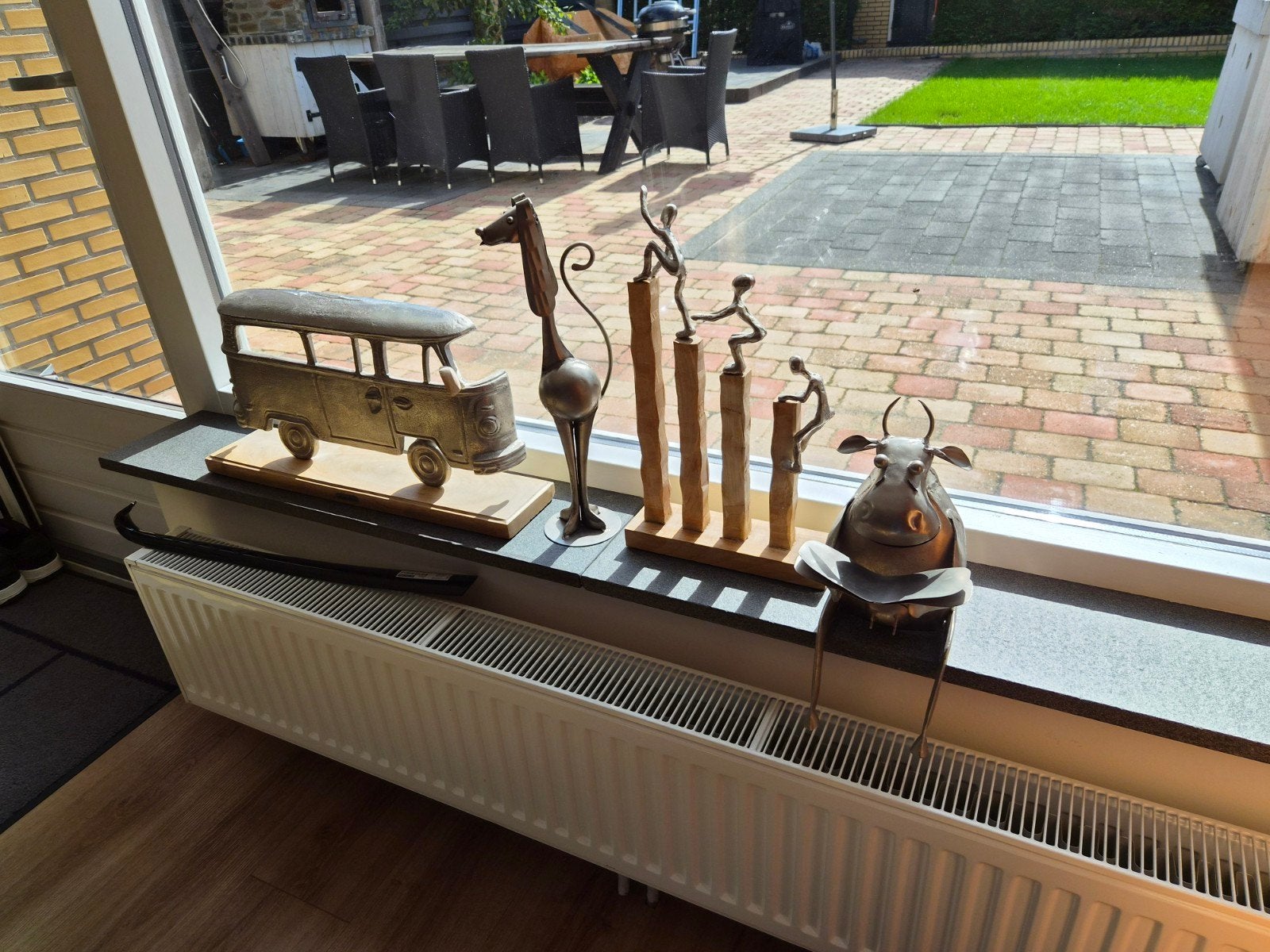 Set van 4 metalen sculpturen op houten sokkel, Antiek en Kunst, Overige onderwerpen, 20 - 50 cm, Op sokkel, Beeld