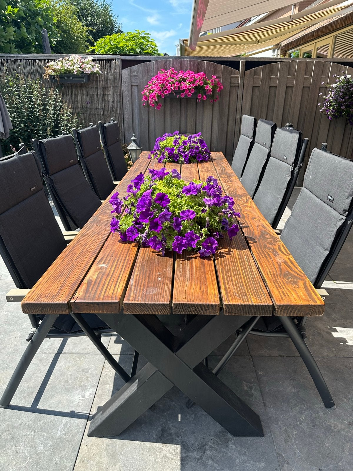 Robuuste houten tuintafel met metalen onderstel, Ophalen, Gebruikt, Rechthoekig, Hout