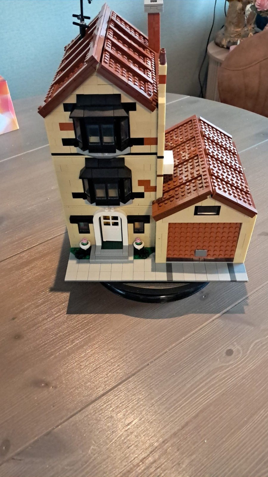 Gezinswoning met garage en kleurrijke kamers, Ophalen of Verzenden