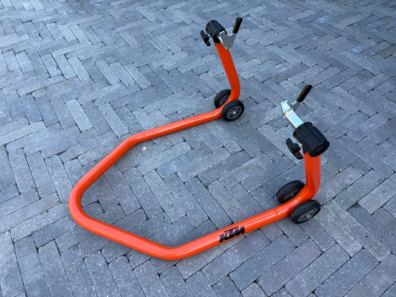 KTM paddock stand achterwiel, Ophalen