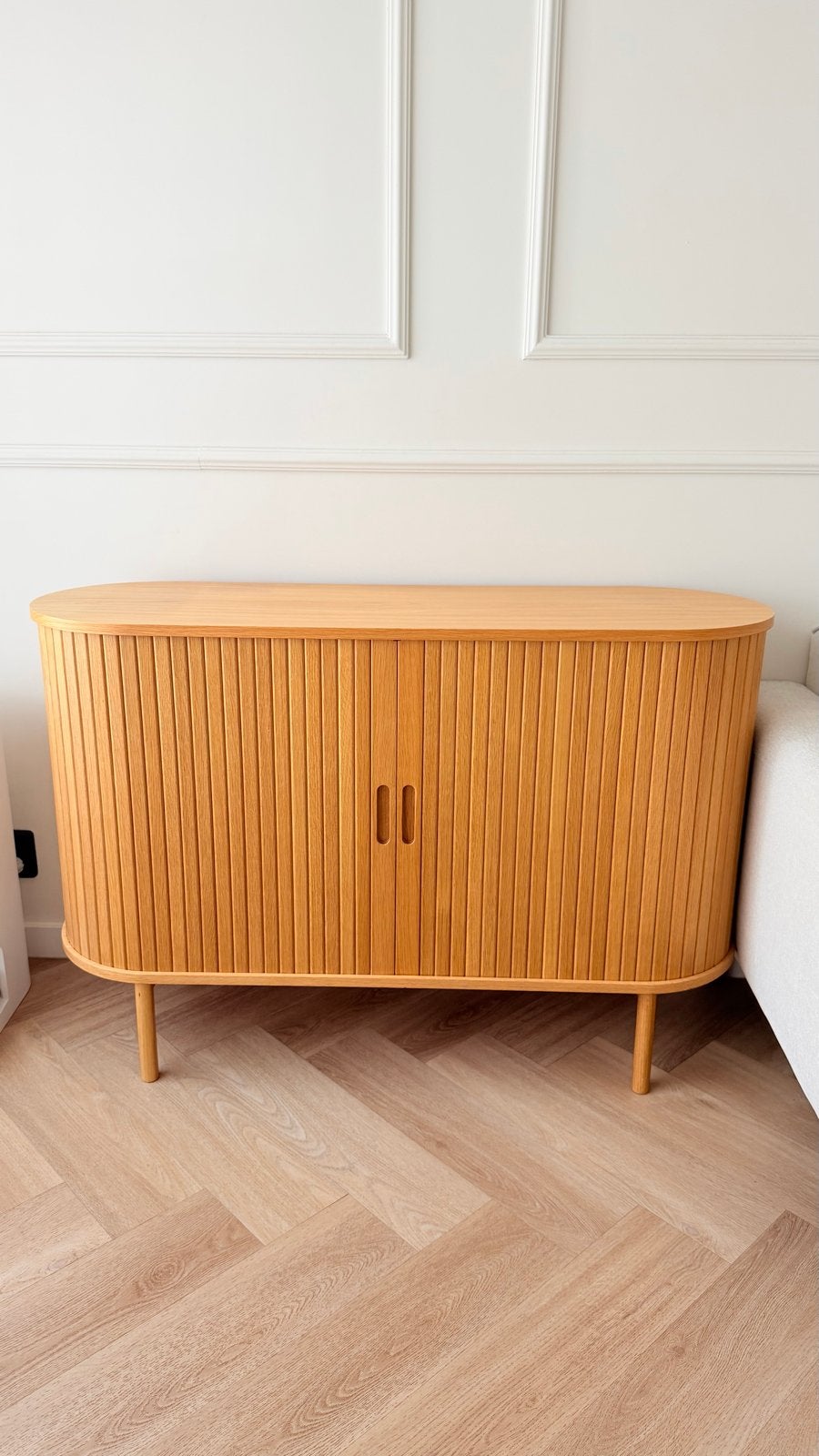 Stijlvol dressoir met schuifdeuren van Jysk - 120 cm breed, Huis en Inrichting, Ophalen, 100 tot 150 cm, Zo goed als nieuw, 25 tot 50 cm