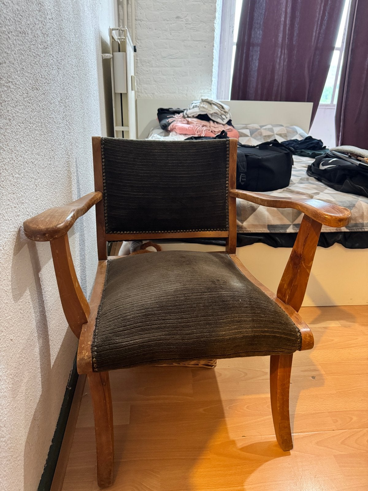 Vintage houten fauteuil met gestoffeerde zitting, Antiek en Kunst, Antiek | Meubels | Stoelen en Banken, Ophalen