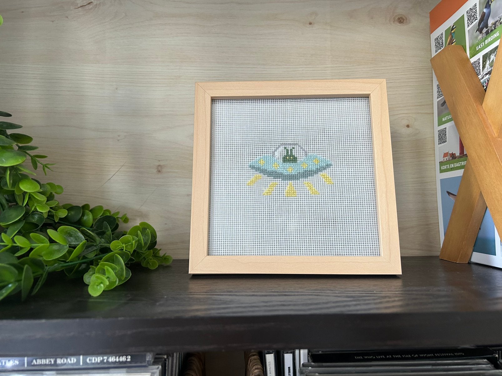 Borduurwerk UFO in lijst - nieuw, Minder dan 50 cm, Oorspronkelijke maker, Nieuw, Ophalen of Verzenden