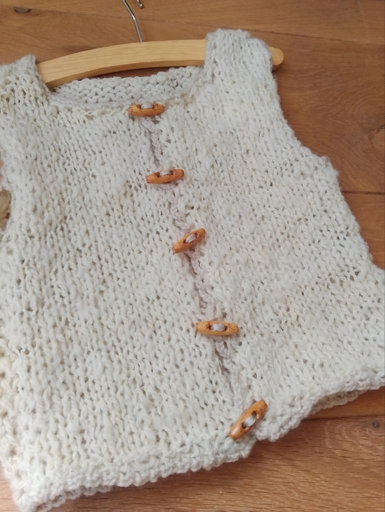 Handgebreid vestje van zachte Texelse schapenwol, Ophalen of Verzenden, Nieuw, Handgemaakt, Jongen of Meisje