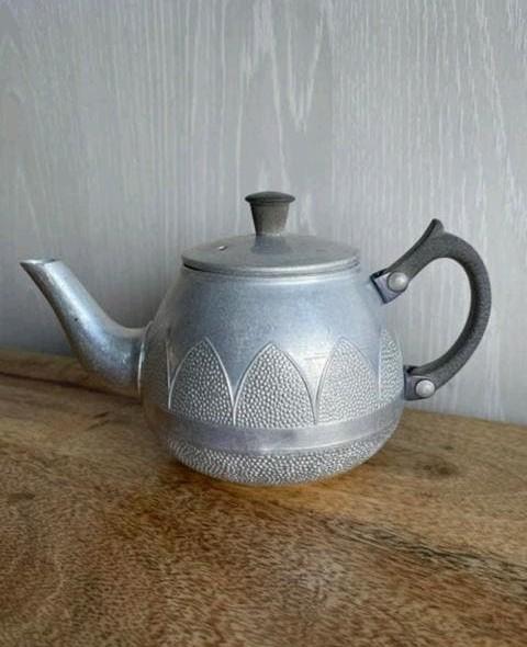 Vintage  Tower tableware aluminium theepot met reliëf, Ophalen of Verzenden