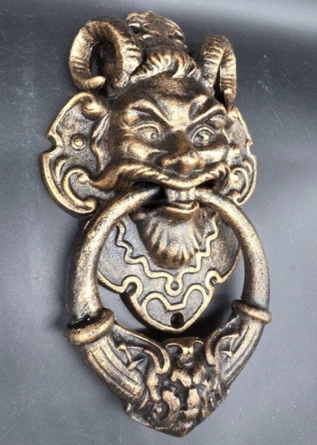 Gietijzeren Deurklopper (Duivelsmasker) met slag knop., Ophalen of Verzenden