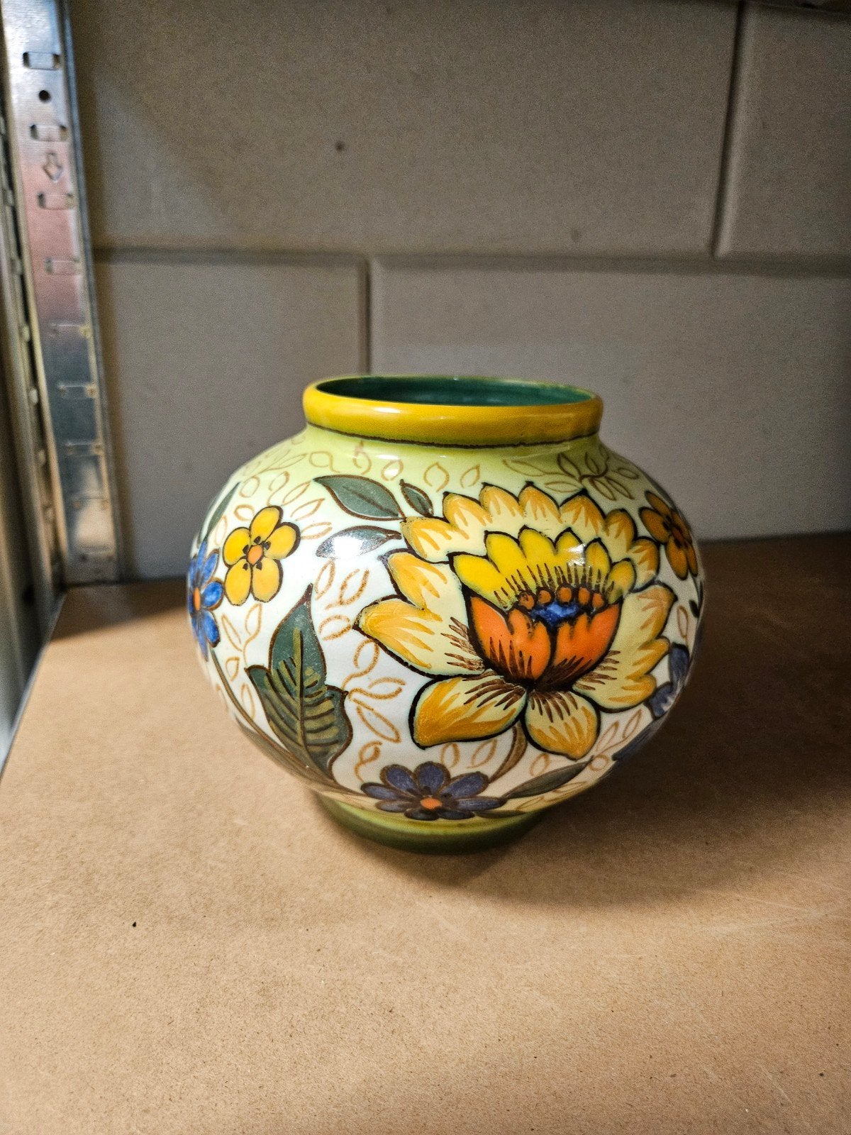 Glans Plateel Vaas met Bloemenpatroon - Gouda Holland, Antiek en Kunst, Antiek | Vazen, Ophalen of Verzenden