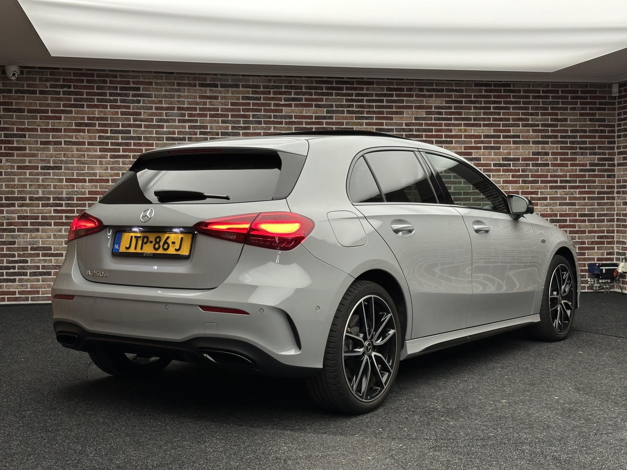 Mercedes-Benz A-klasse 250 e Business AMG-pakket | Dak| Trek, Auto's, Dealer onderhouden, Stof, Gebruikt, Euro 6