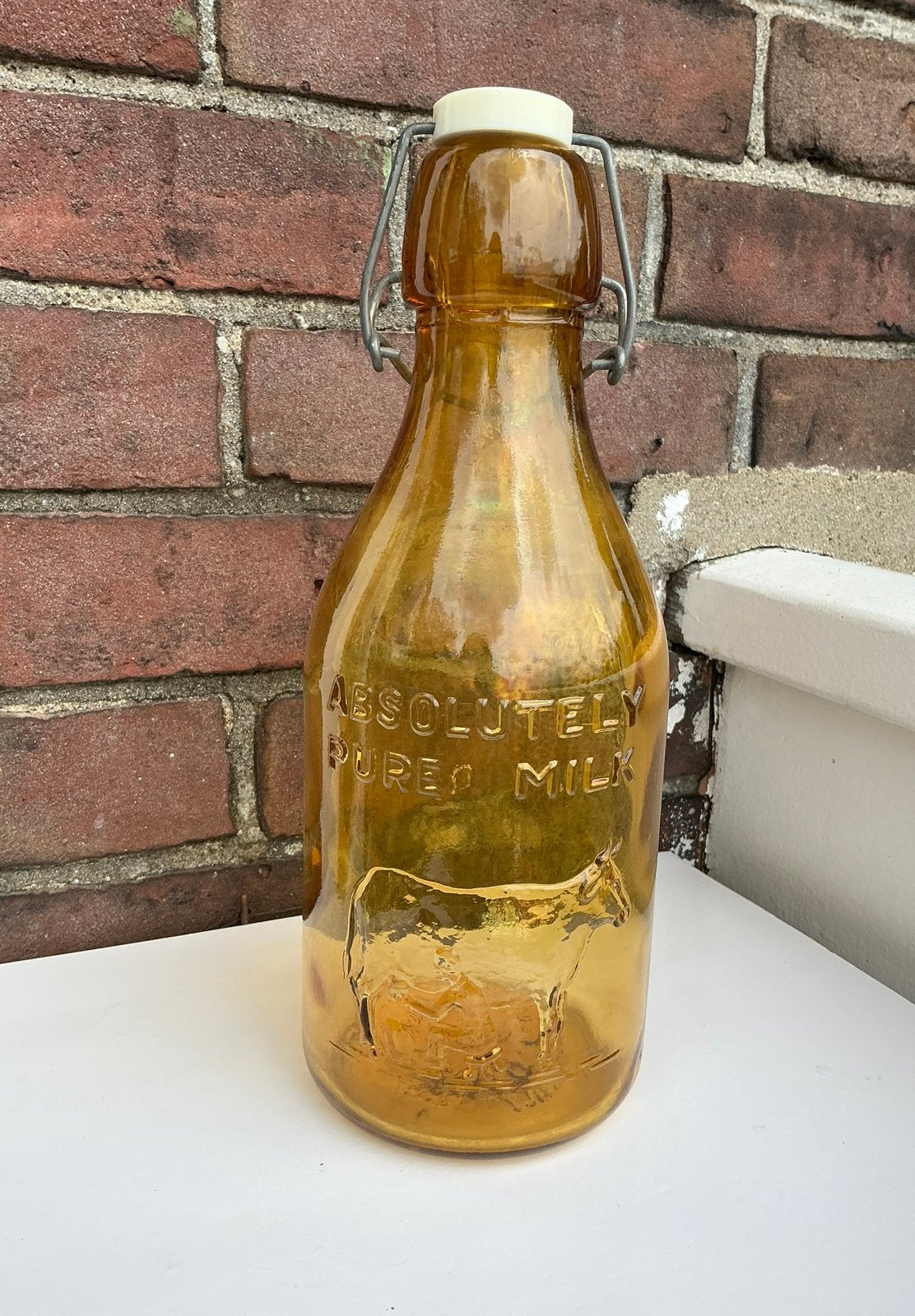 Gele/ amber glazen beugelfles “Absolutely pure milk” 1 quart, Ophalen of Verzenden, Zo goed als nieuw