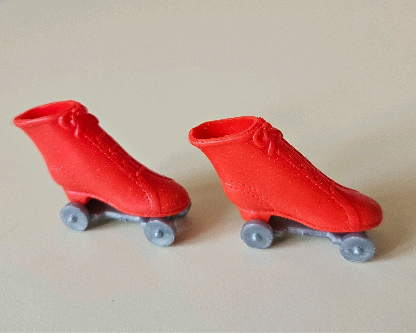 Vintage Barbie rolschaatsen rood 60's, Verzamelen, Ophalen of Verzenden, Gebruikt, Kleertjes
