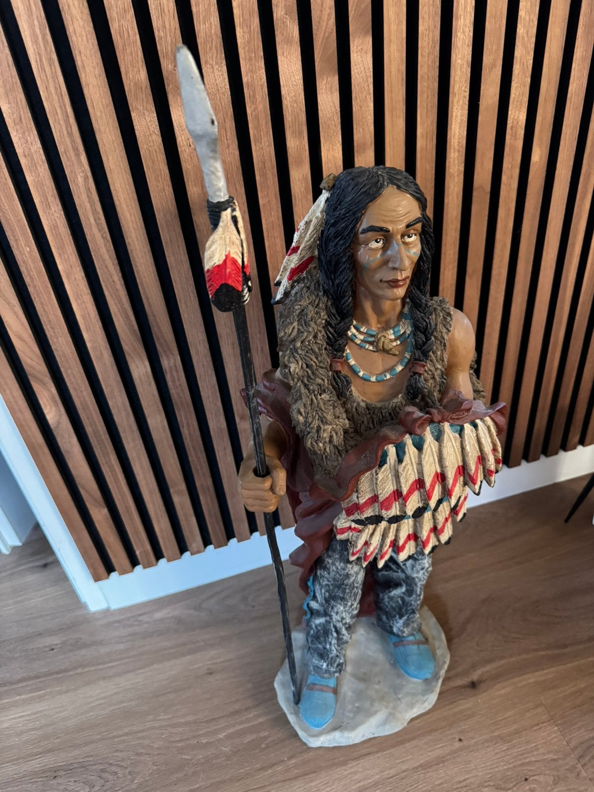 Groot Indiaan Beeld (80 cm) – Native American Krijger  Speer, Verzamelen, Beelden en Beeldjes, Ophalen, Zo goed als nieuw