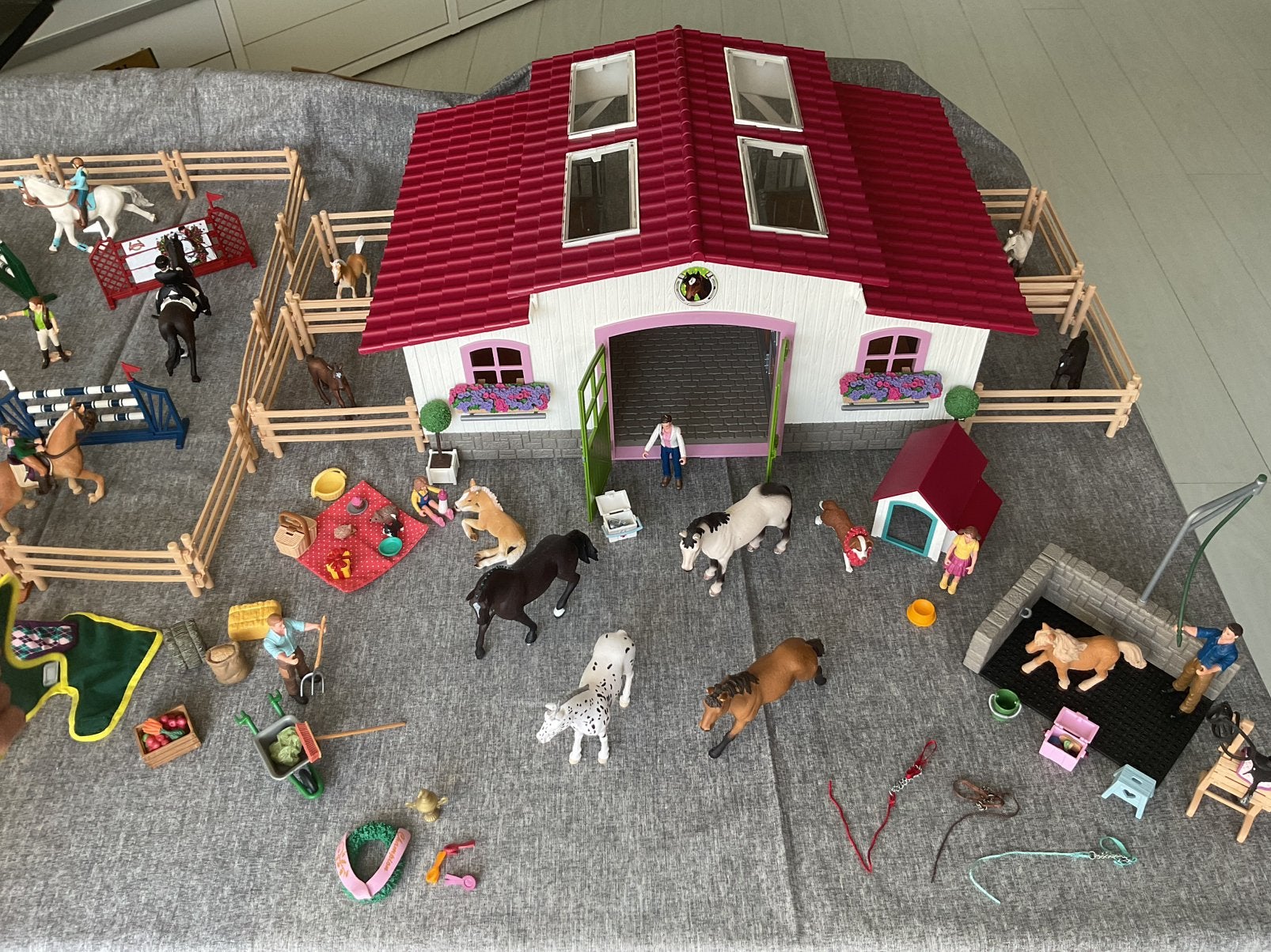 Schleich paarden manege met wedstrijd bak, Ophalen of Verzenden, Zo goed als nieuw