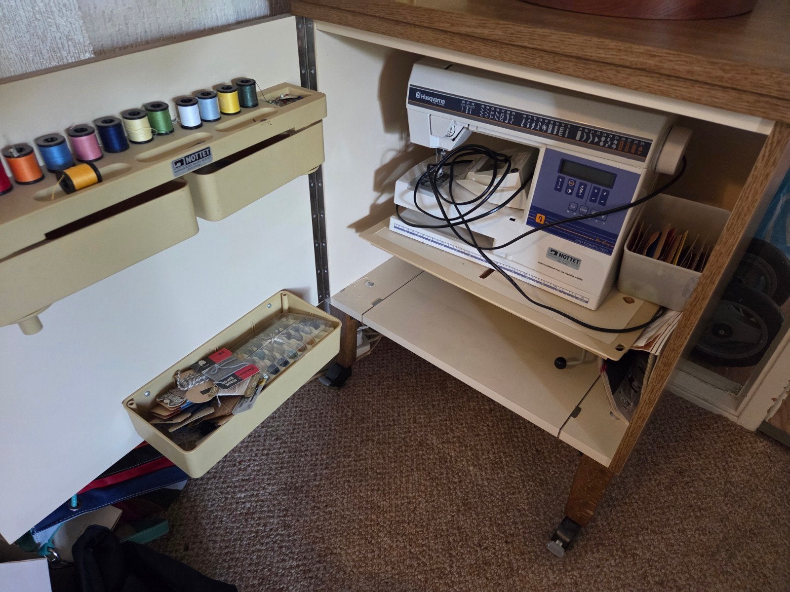 Husqvarna naaimachine inclusief toebehoren en kast, Hobby en Vrije tijd, Naaimachines en Toebehoren, Ophalen, Gebruikt, Naaimachine