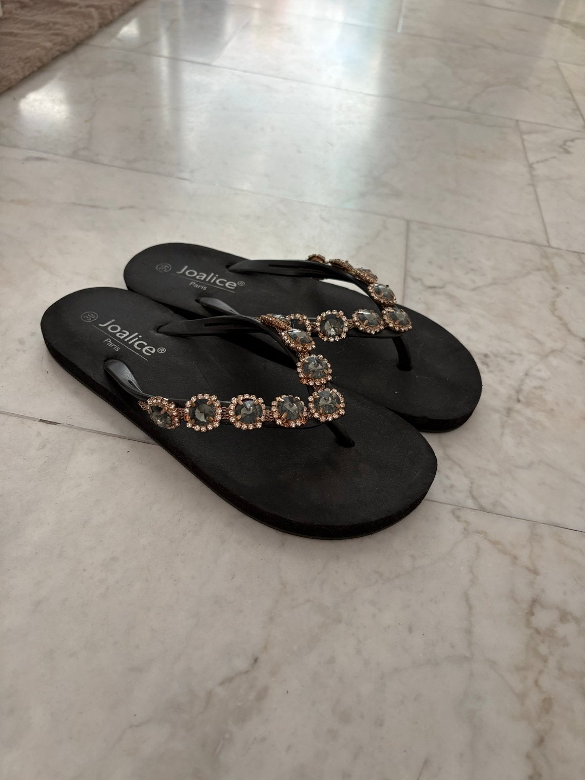 Zwarte slippers met steentjes, Ophalen of Verzenden, Gedragen, Zwart, Slippers