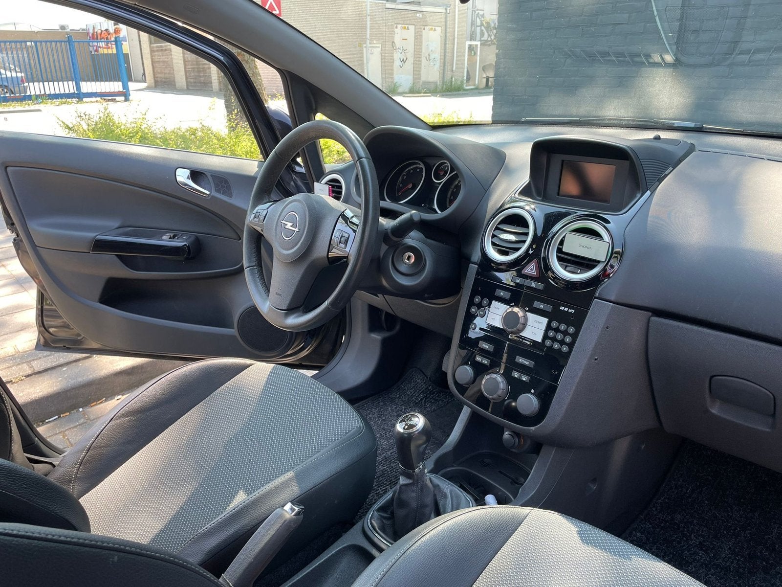 Opel Corsa 1.4 16V 5D Zwart, Auto's, Opel, Voorwielaandrijving, 1063 kg, Zwart, 4 cilinders