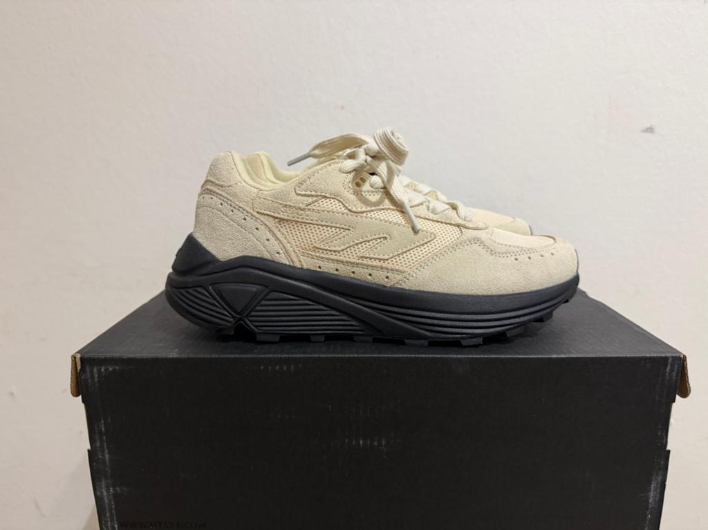 Te koop nieuwe Hi-Tec Shadow maat 38, Zwart, Nieuw, Ophalen of Verzenden, Sneakers of Gympen