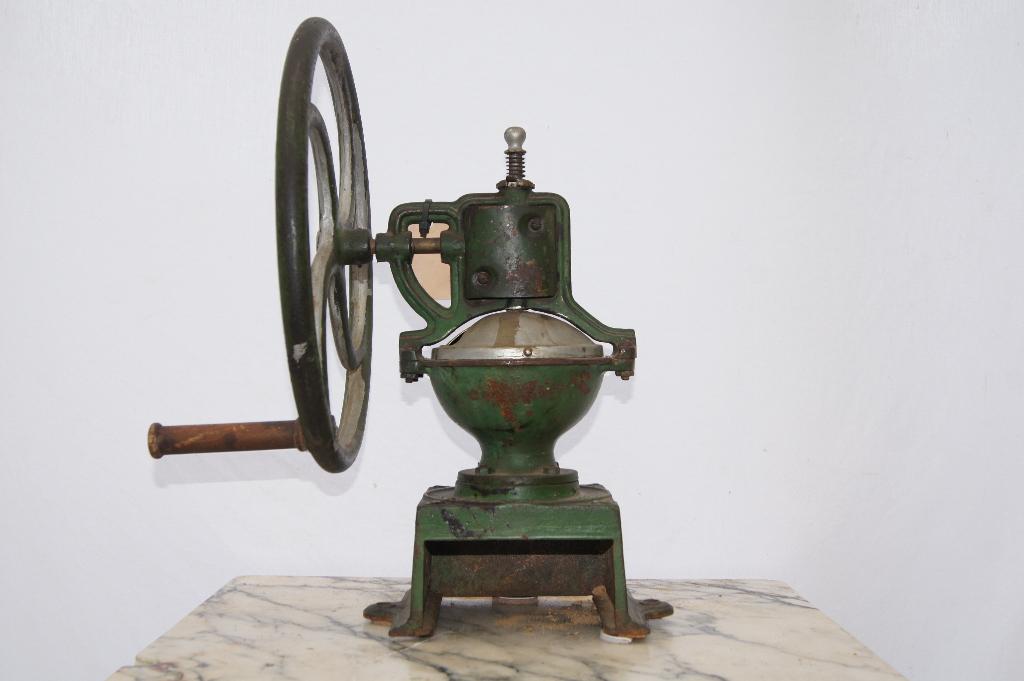 Koffiemolen met draai wiei ( Antiek, Ophalen of Verzenden