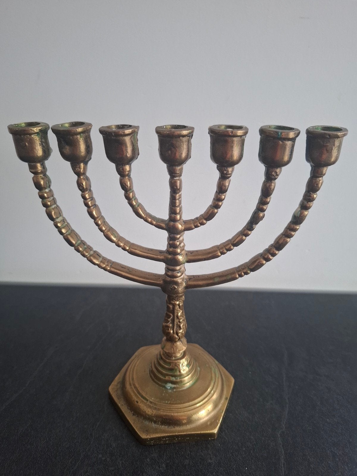 Geheel versierde messing menora - 21 cm hoog, Antiek en Kunst, Ophalen of Verzenden, Koper of Brons