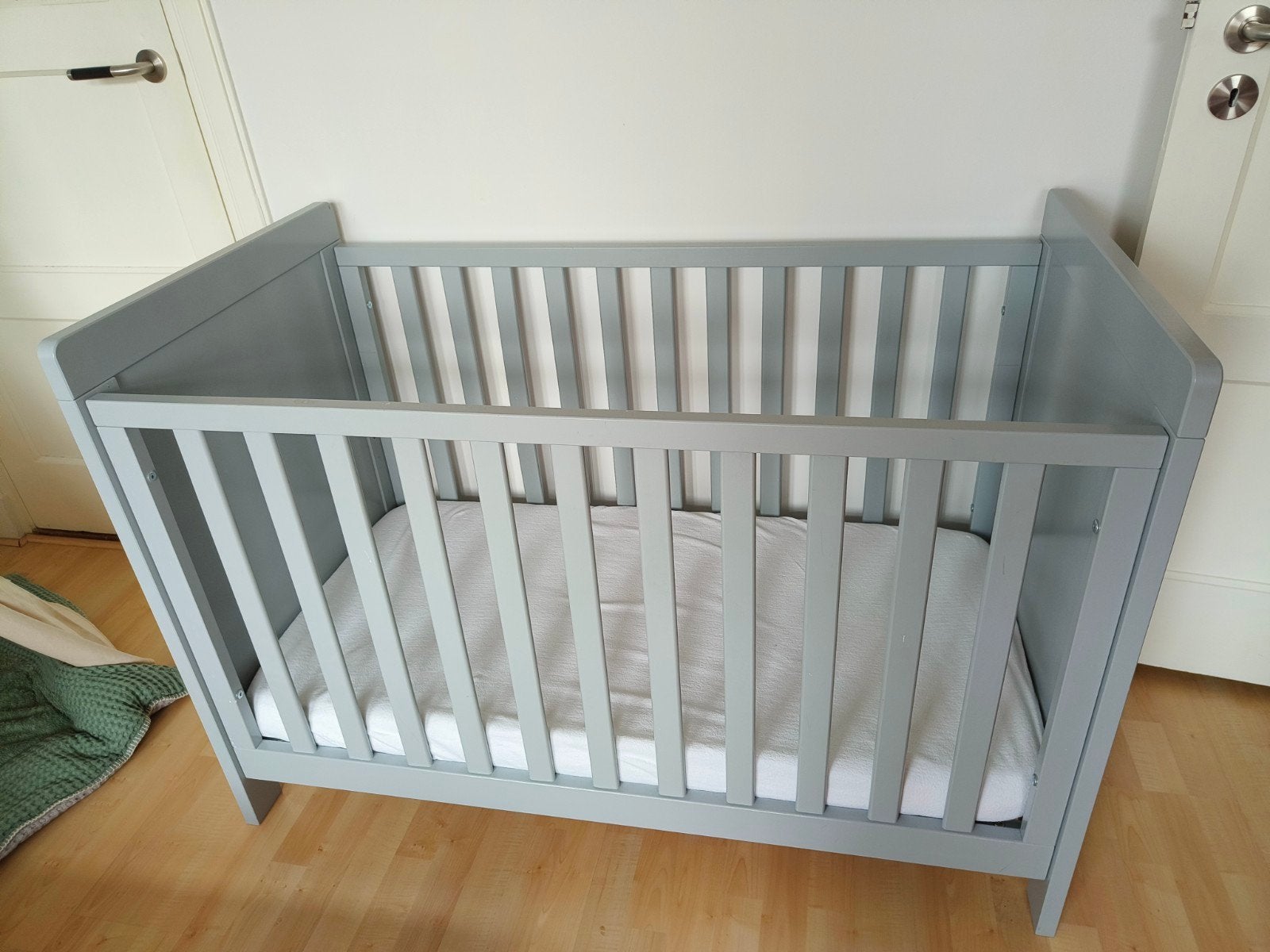 Bopita ledikant grijs met matras en molton, Ophalen, 190 cm of minder, Hout, Verstelbaar