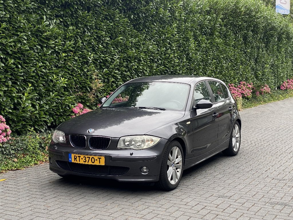 BMW 1-Serie 120I 2004 Grijs | Leer | Airco | Ketting vervang, Auto's, BMW, 1-Serie, Achterwielaandrijving, 1995 cc, Zwart
