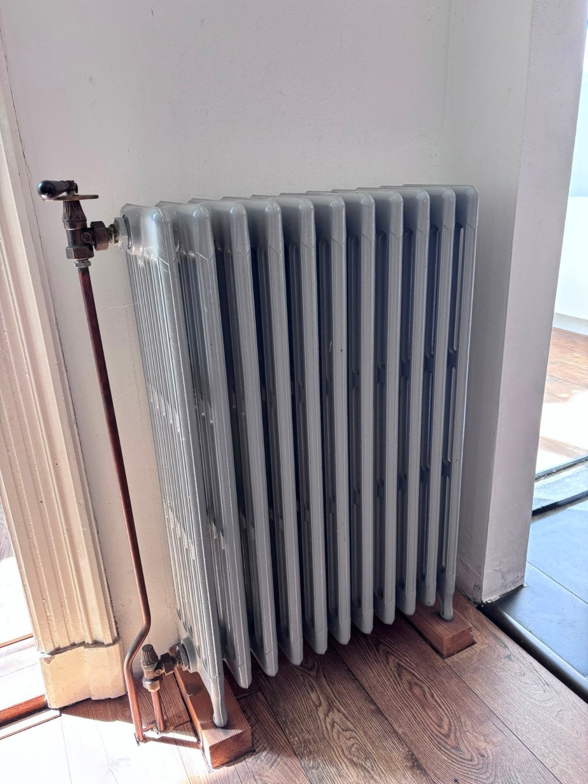 2 gietijzeren radiatoren met authentieke kraan, Ophalen, Gebruikt, Radiator, 60 tot 150 cm