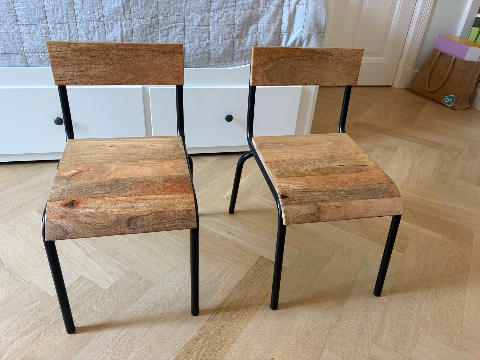 Twee houten kinderstoelen met metalen frame, Kinderen en Baby's, Ophalen, Zo goed als nieuw, Stoel(en)