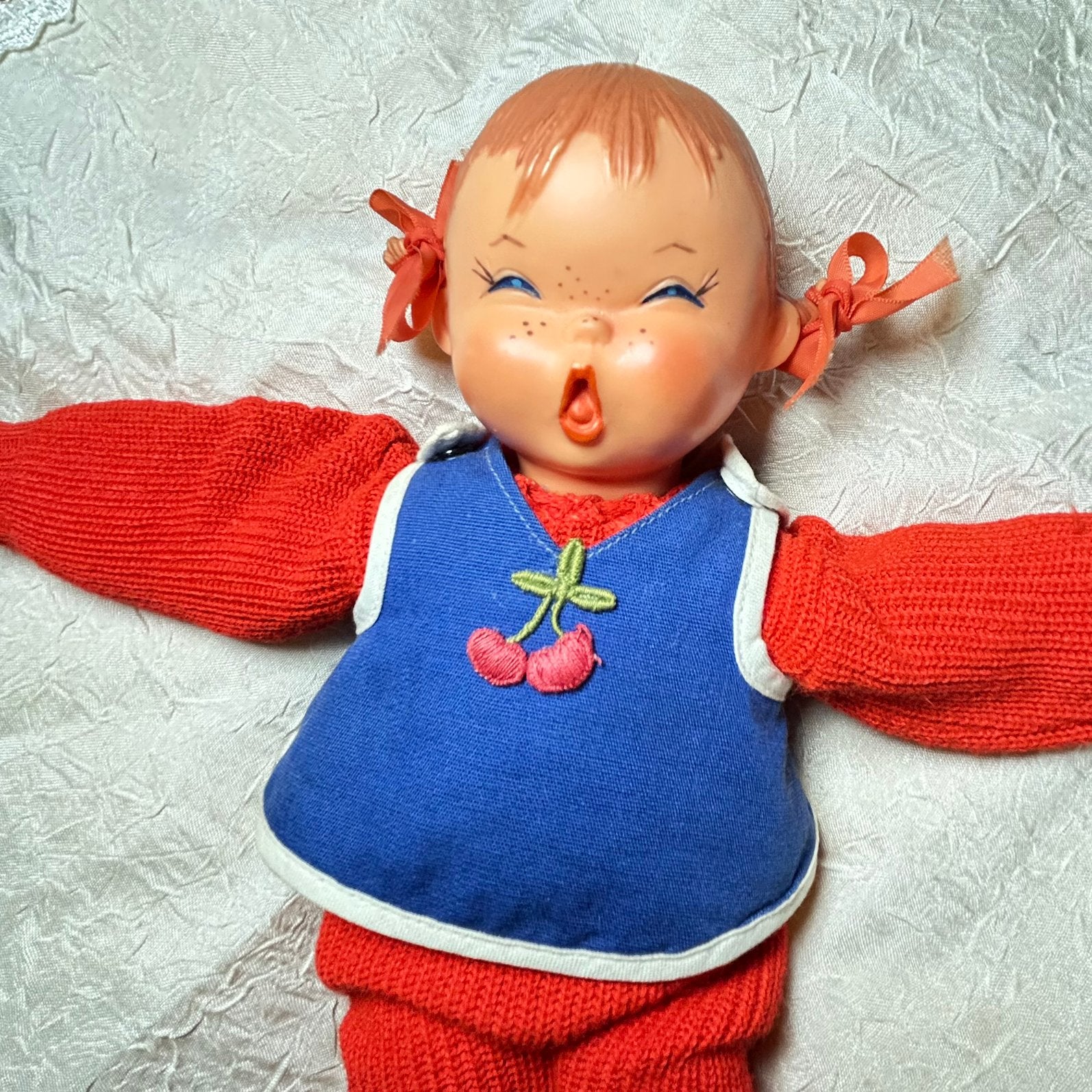 Vintage Hummel pop Charlotte Byj Jaren ‘50 rode kleding, Ophalen of Verzenden, Zo goed als nieuw, X, Pop