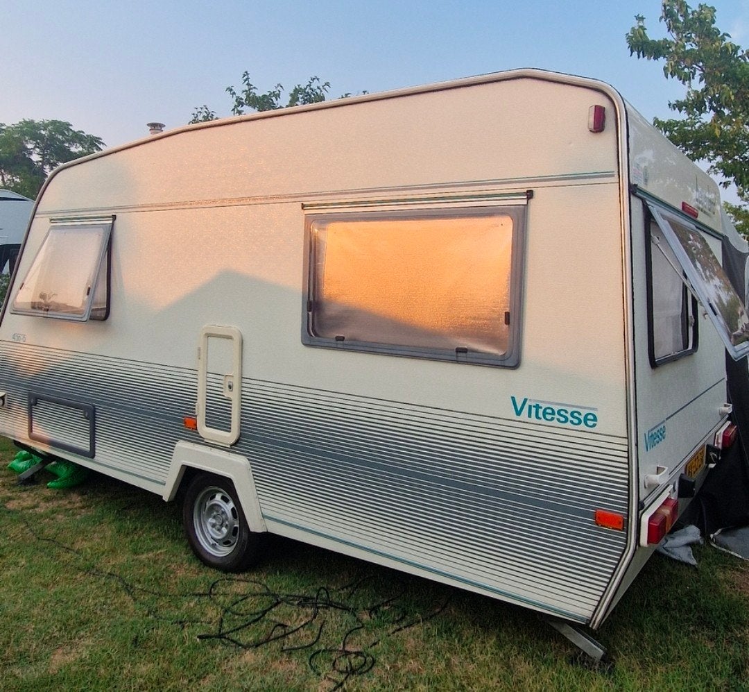 Beyerland Vitesse 430D 4-persoons met stapelbed, Caravans en Kamperen, Caravans, Treinzit, Particulier, Luifel, Frans bed
