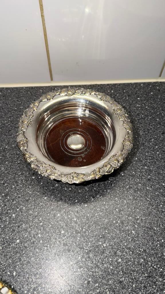 Antieke verzilverde onderzetter met druivenmotief, Ophalen of Verzenden