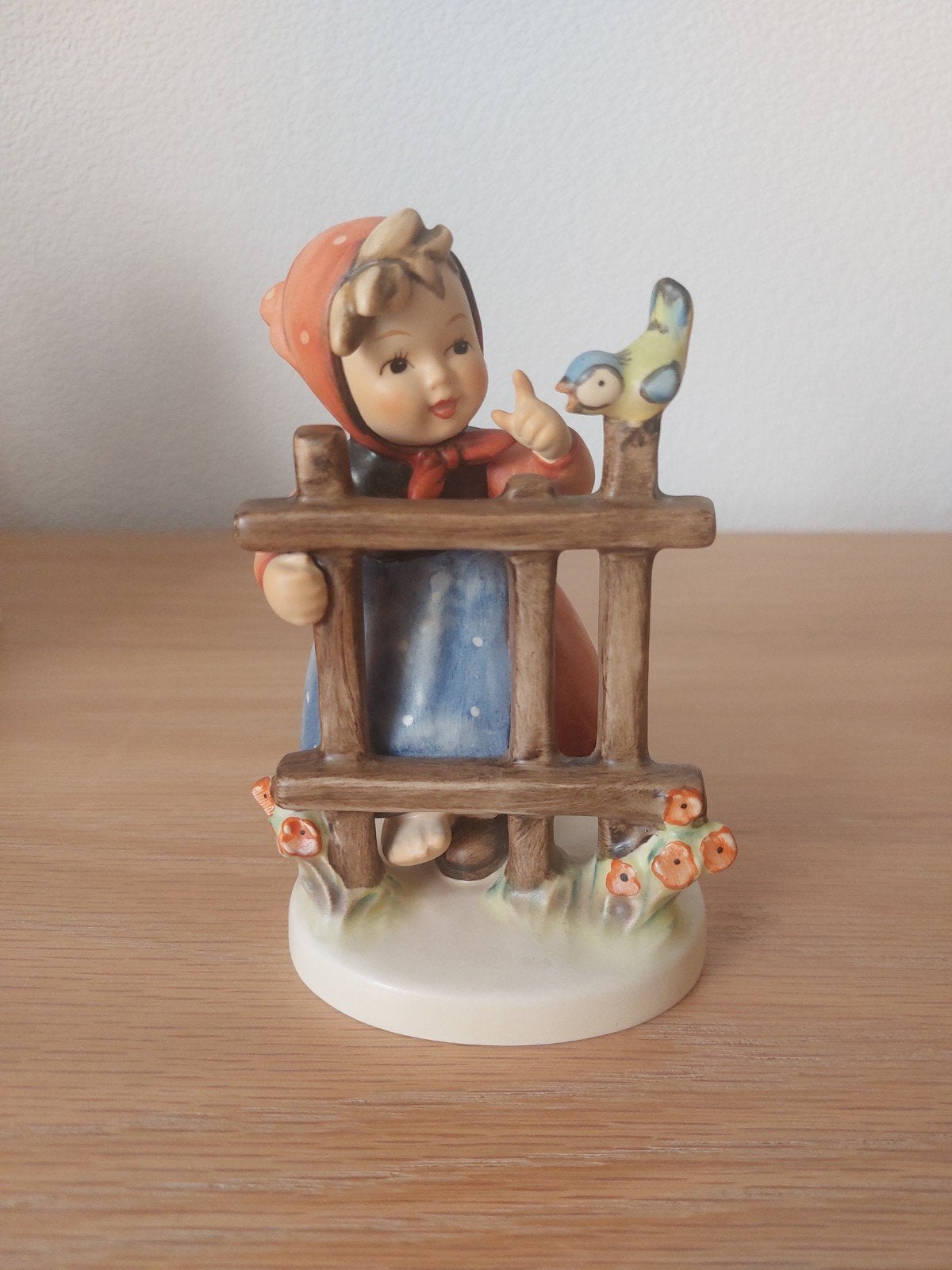 Hummel beeldje: meisje met vogel op hek, Goebel, 1990, Ophalen, Zo goed als nieuw, Hummel