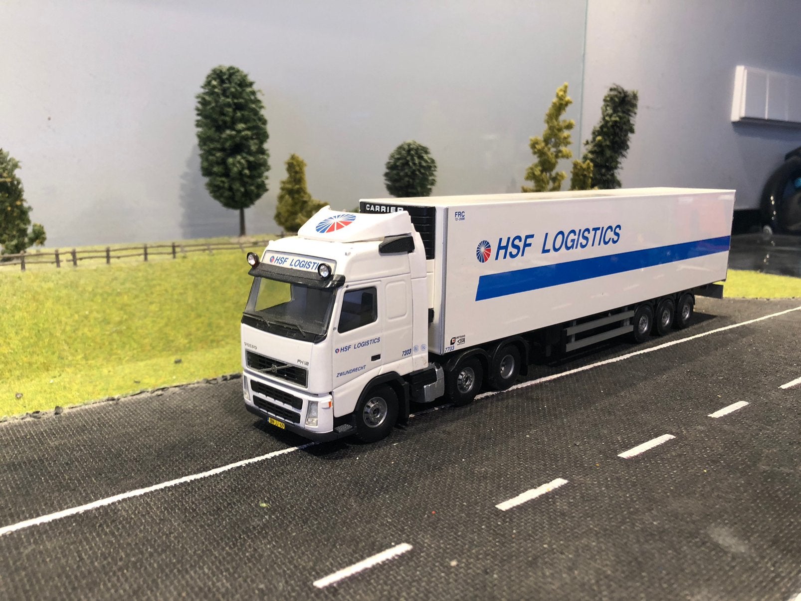 Volvo FH met koeloplegger van HSF, Hobby en Vrije tijd, Modelauto's | 1:50, Ophalen of Verzenden, Zo goed als nieuw, Bus of Vrachtwagen