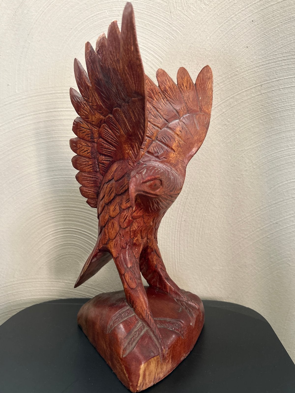Handgesneden houten adelaar sculptuur - 31 cm, Ophalen of Verzenden, Handgemaakt, 20 - 50 cm, Beeld