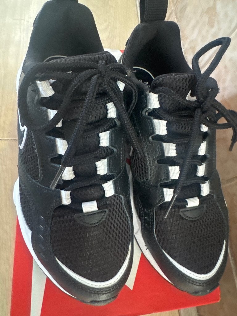 NIEUW Nike Air Heights Dames / Meisjes Sneakers Maat 36, Boeken, Romans, Ophalen of Verzenden, Nieuw, Nederland