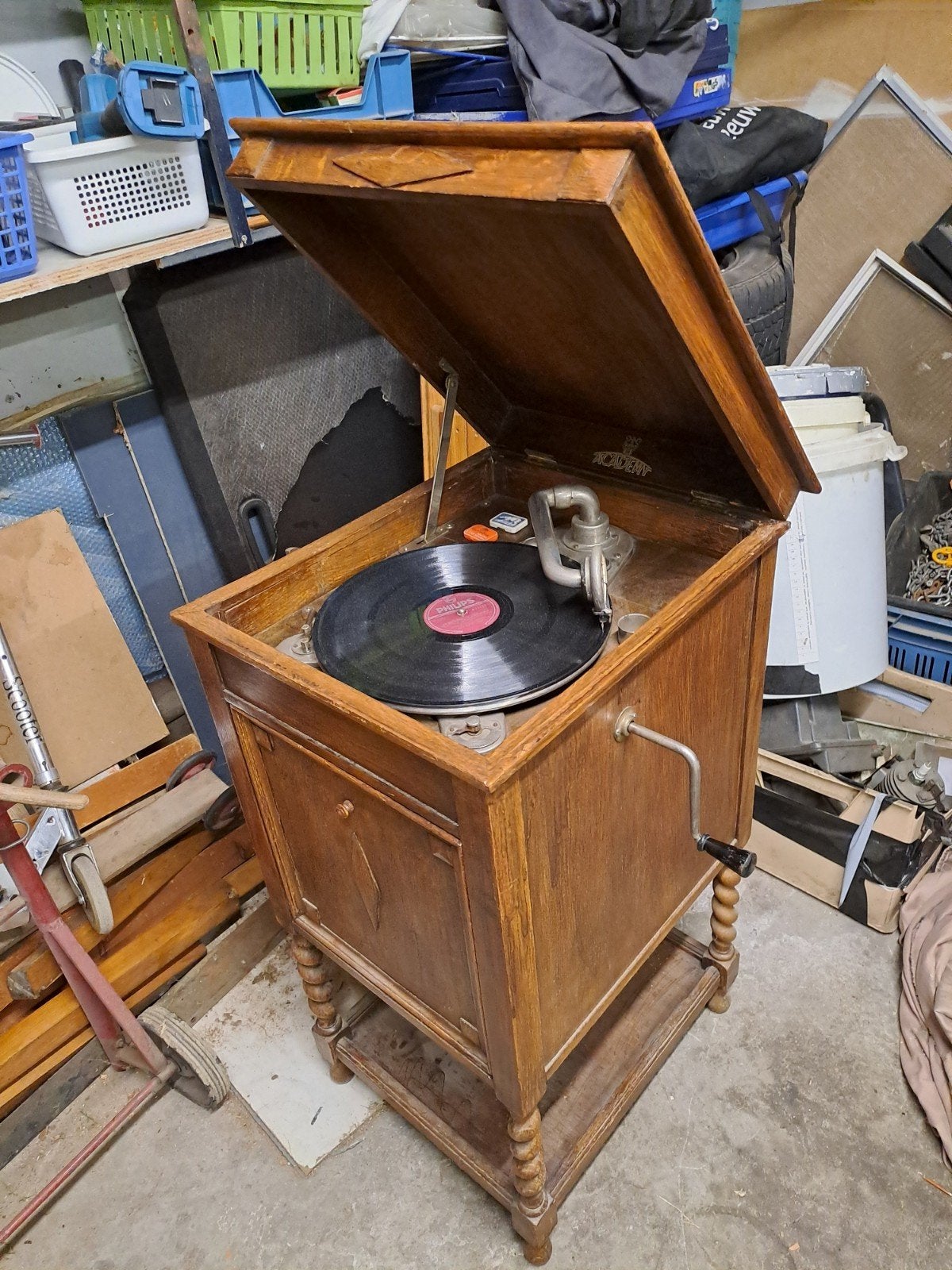 Antieke grammofoon met LP's en reservenaalden