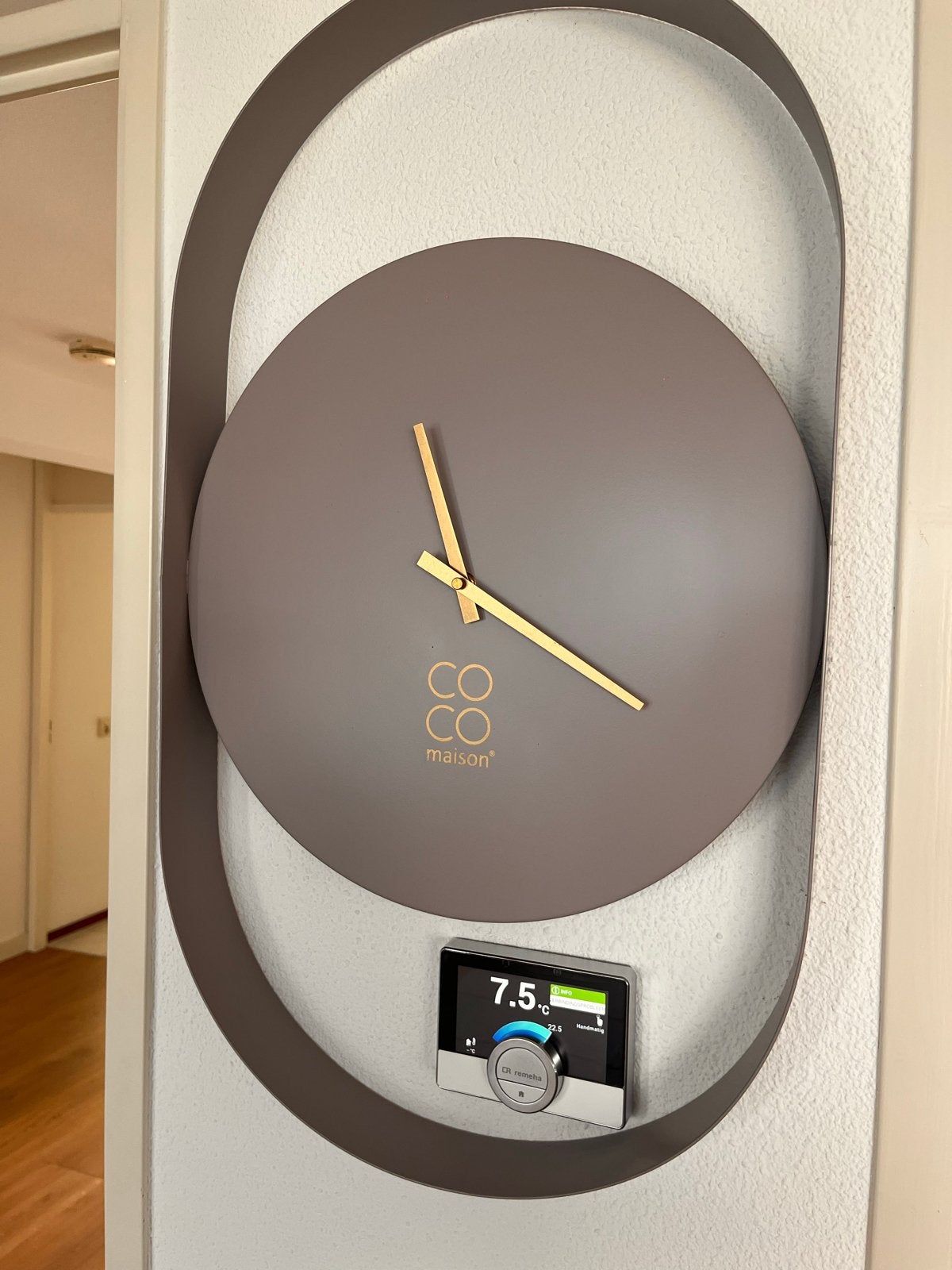 Moderne wandklok Coco Maison, grijs met goudkleurige wijzers, Ophalen, Wandklok, Grijs, Analoog