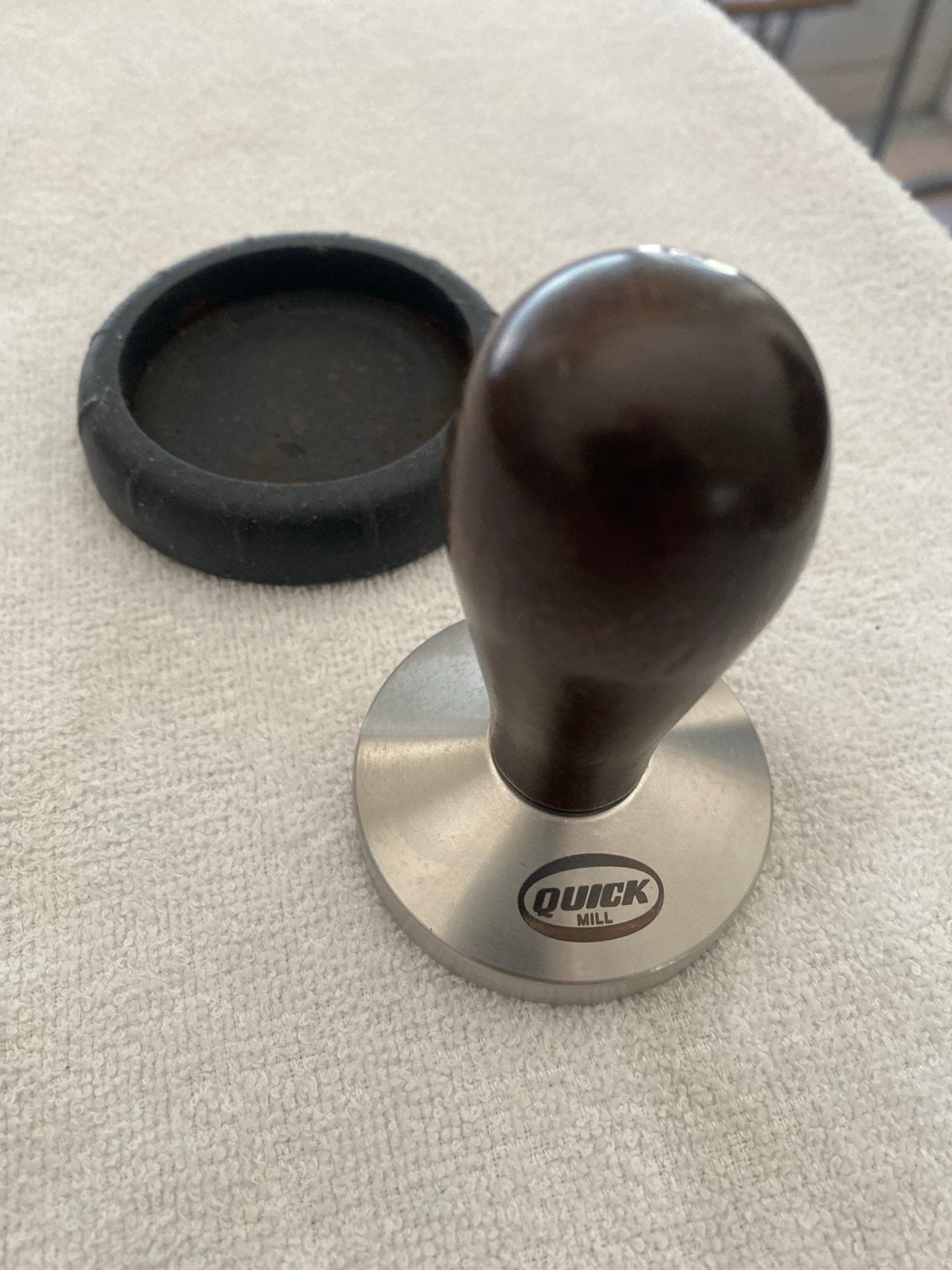 Quick Mill Tamper met houten handvat en tampermat, Witgoed en Apparatuur, Koffiezetapparaten, Zo goed als nieuw, Gemalen koffie