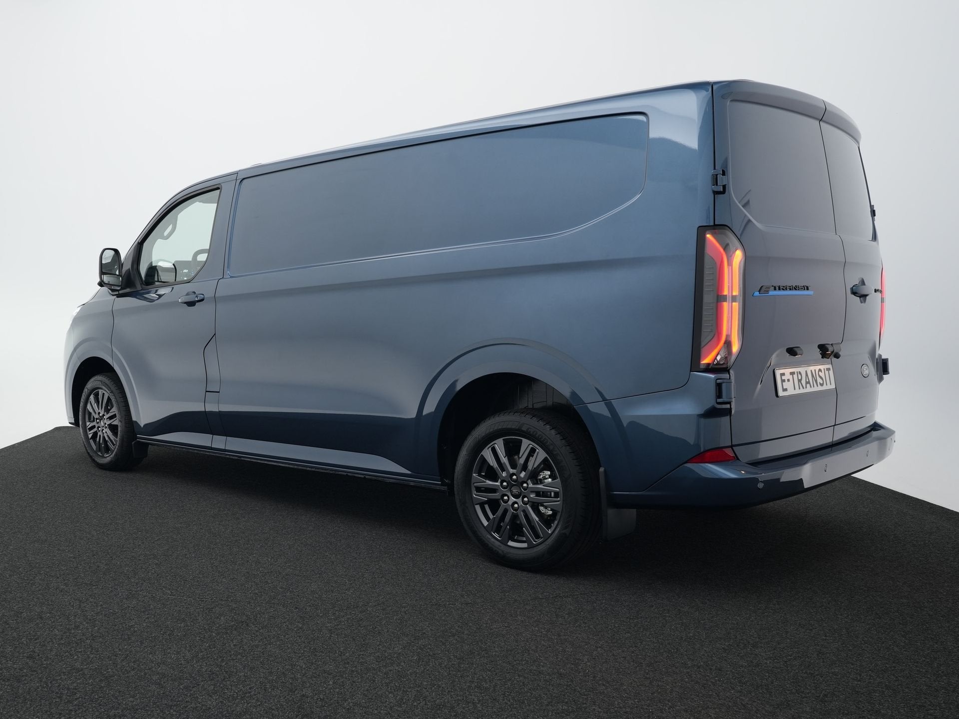 Ford E-Transit Custom 340 L2H1 Limited 71 kWh | Stoelverwarm, Auto's, Automaat, Zwart, Blauw, Nieuw