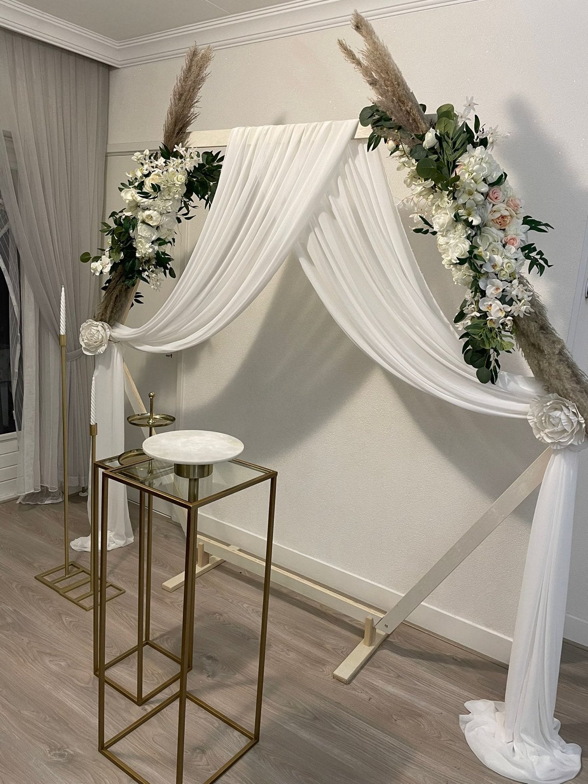Bruiloft houtkleurige backdrop met bloemen, Ophalen, Zo goed als nieuw, Versiering, Geboorte of Huwelijk