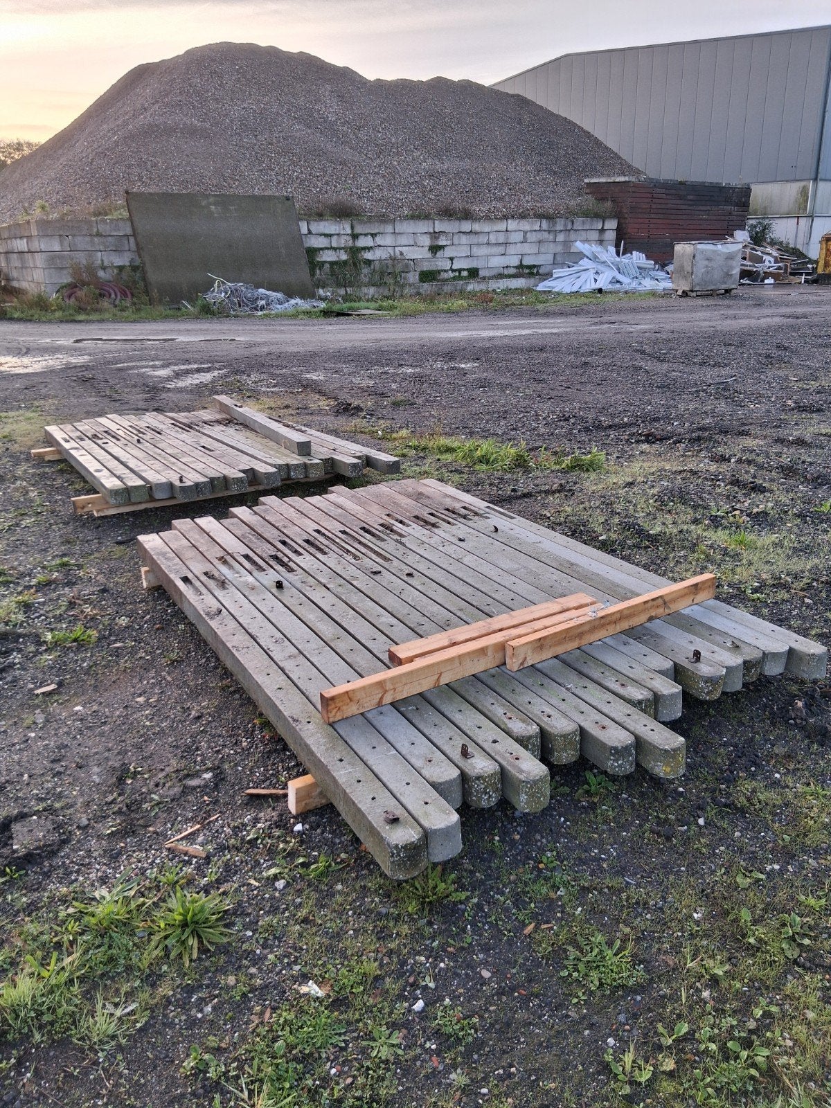 Circulaire betonnen schutting palen circa 60 stuks, Ophalen, Gebruikt, Overige materialen