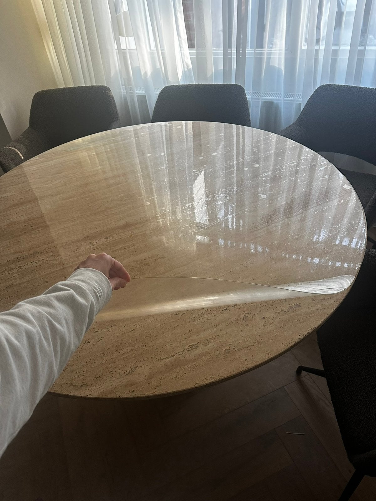 Travertin eettafel rond 130 cm, Ophalen, Zo goed als nieuw, 4 tot 6 stoelen