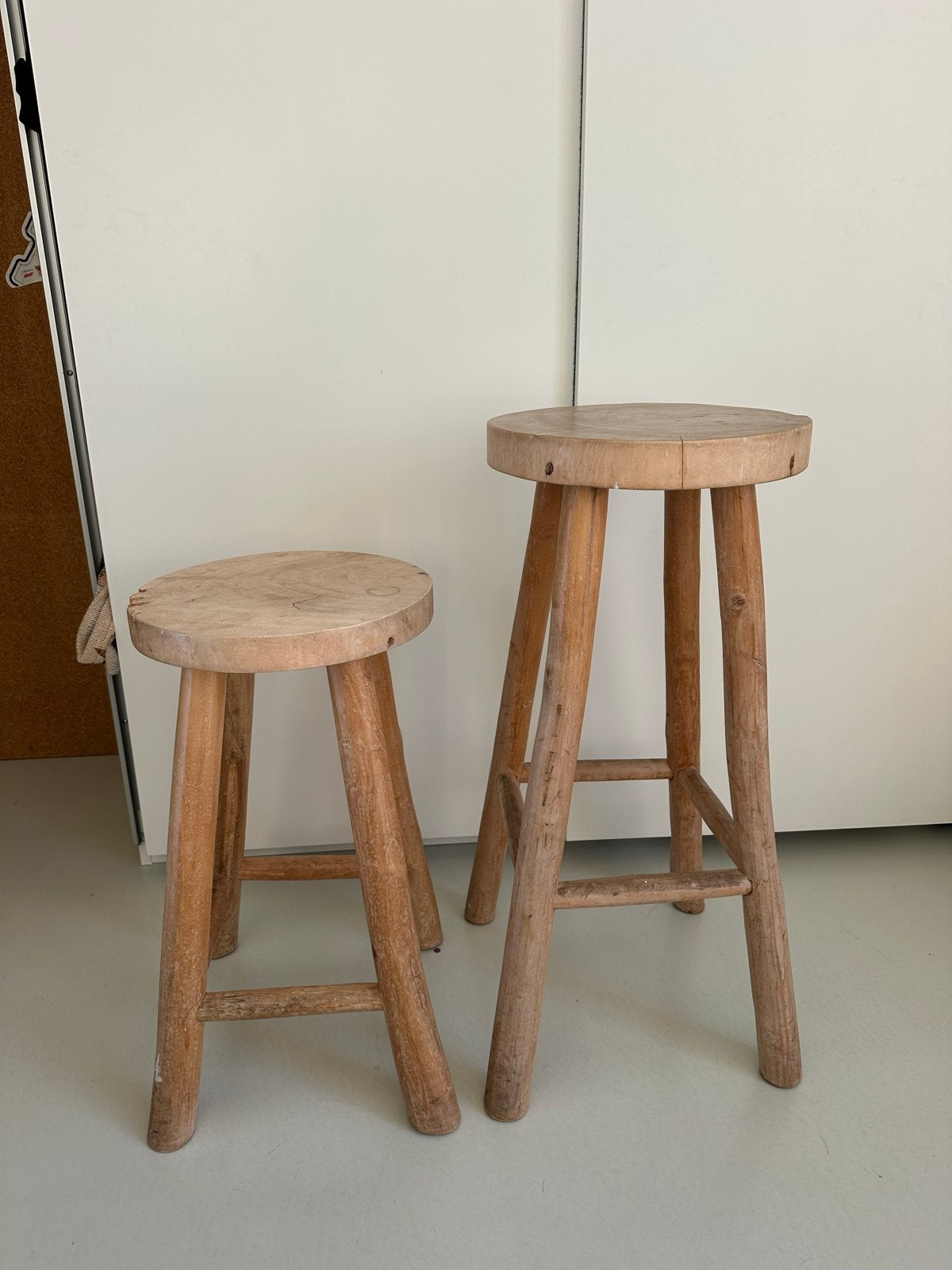 Set van 2 houten krukjes, 78 & 60 cm hoog, Ophalen, Gebruikt, Hout