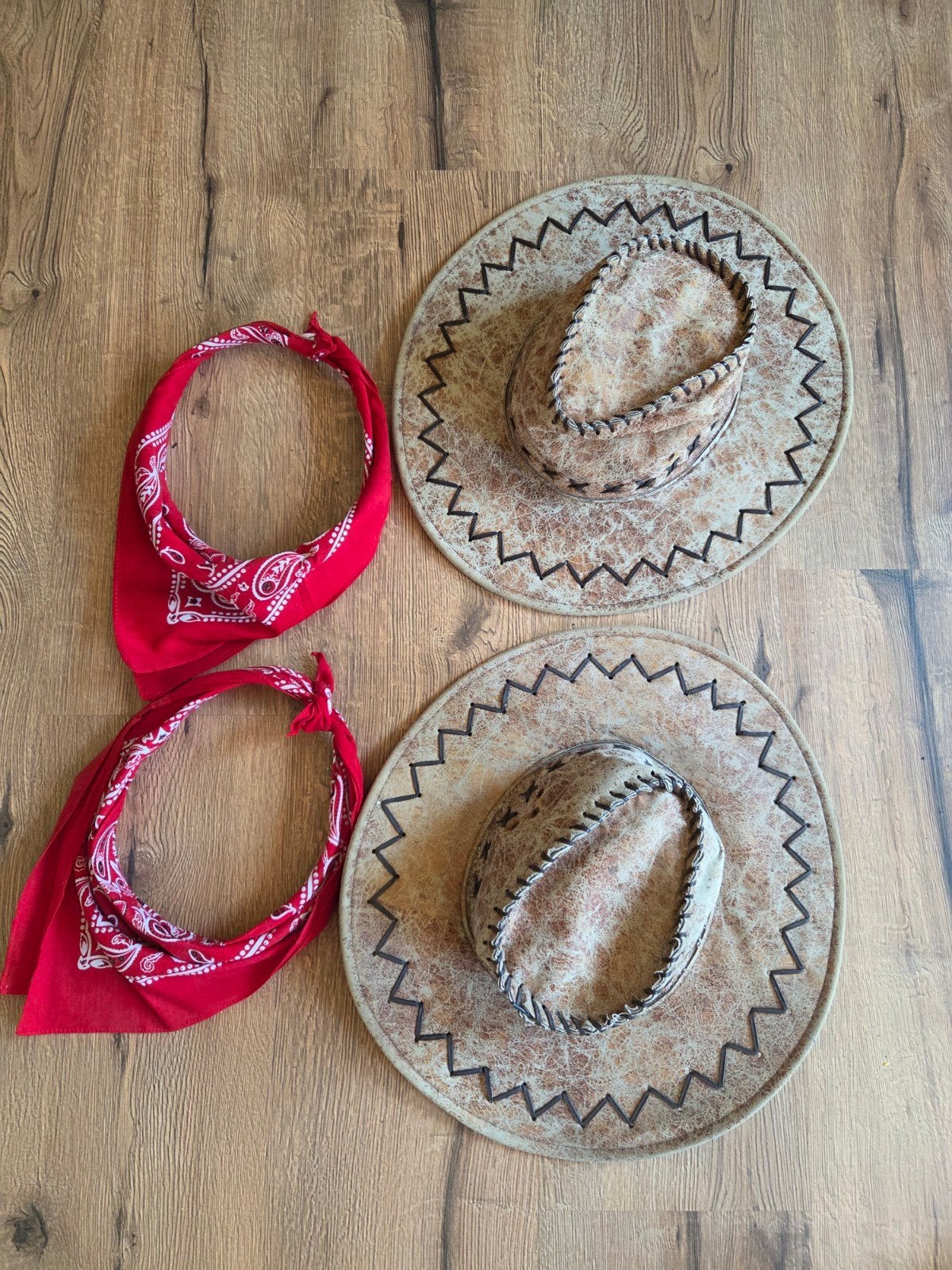 2 cowboyhoedjes met boerenzakdoeken, Ophalen of Verzenden