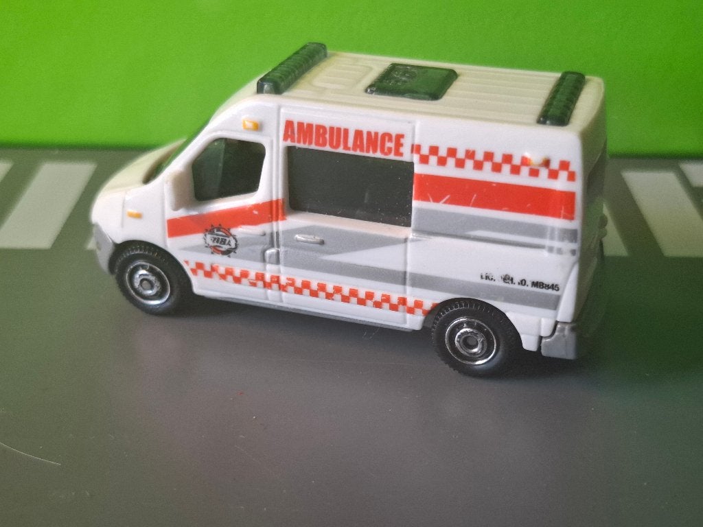 Matchbox 80 - Renault Master Ambulance [wit] 1/70, Ophalen of Verzenden, Gebruikt, Auto