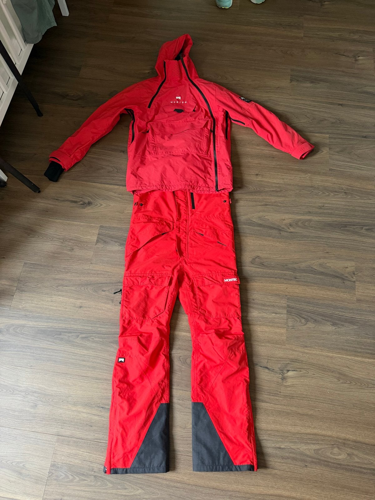 Montec Skijas en Skibroek Maat M - Rood, Ophalen of Verzenden, Gedragen, Pak