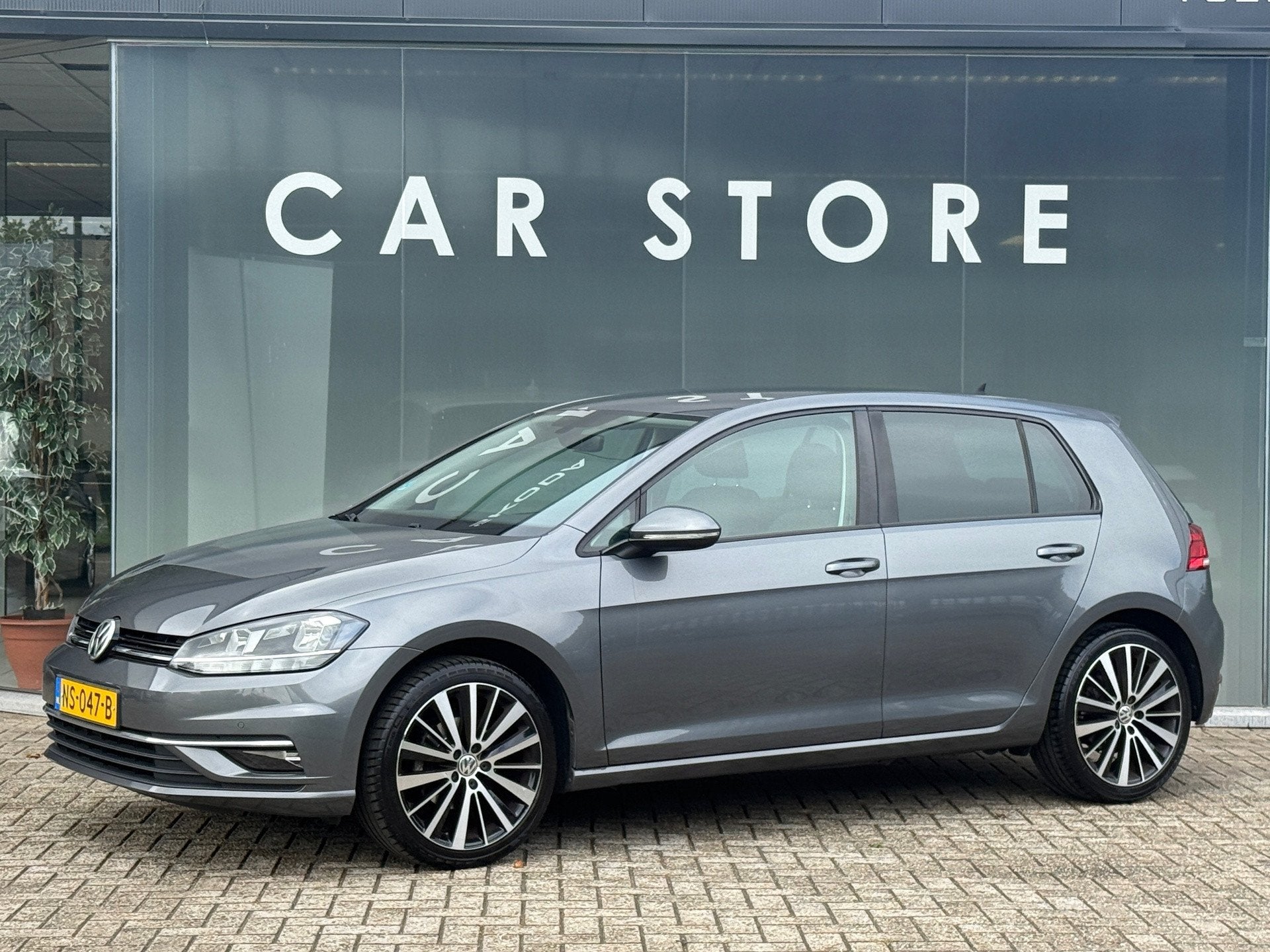 Volkswagen Golf 1.0 TSI 110PK Comfortline CARPLAY|PDC|LED, Auto's, Dealer onderhouden, Gebruikt, Origineel Nederlands, Bedrijf