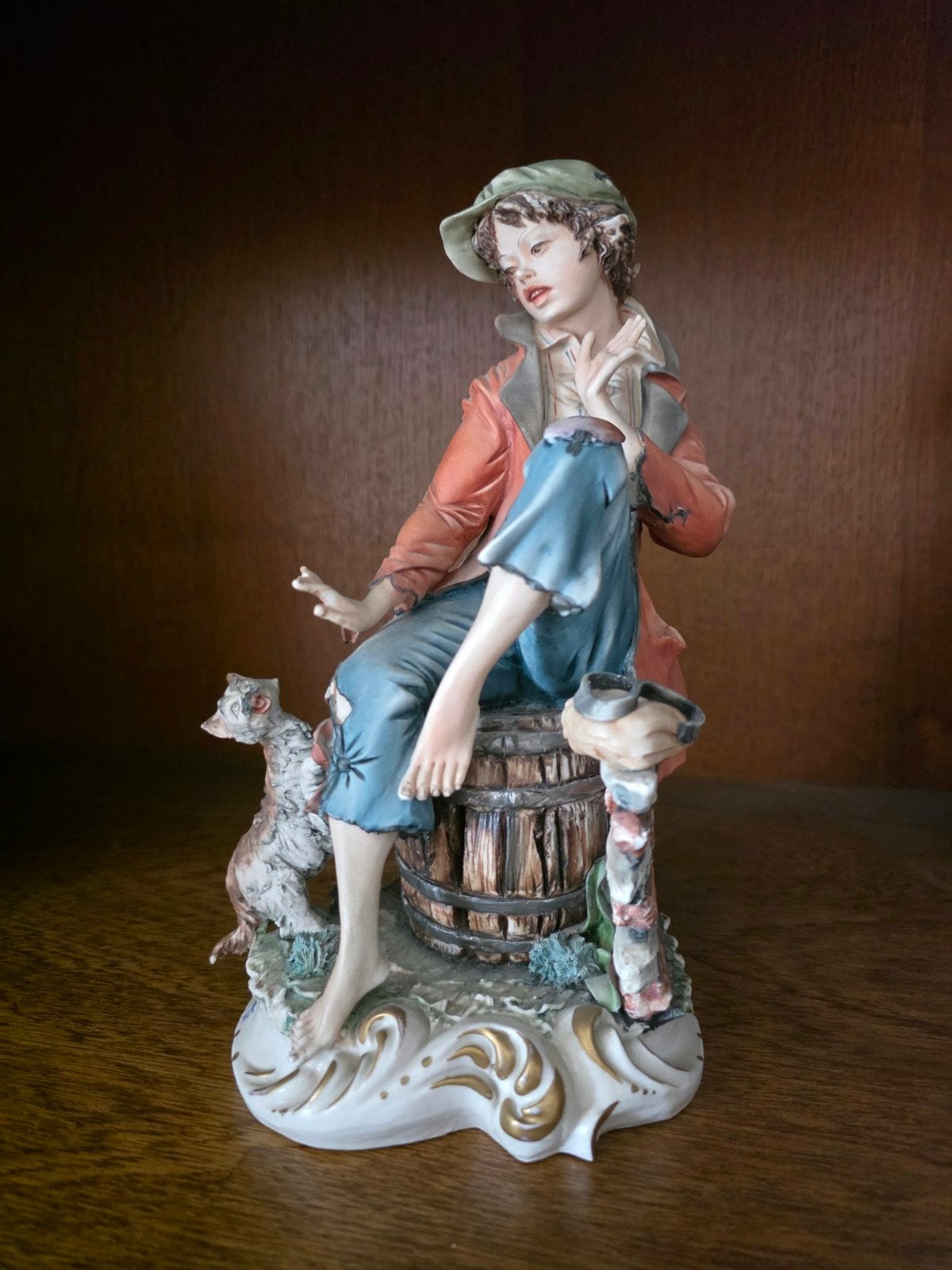 Gedetailleerd beeld van jongen met hond en vat, Ophalen, 20 - 50 cm, Steen of Keramiek, Beeld