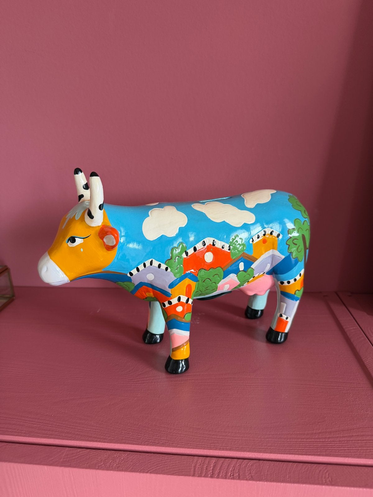 Kleurrijke decoratieve koe - Handgeschilderd beeld, Meerkleurig, Overige stijlen, Ophalen of Verzenden, Zo goed als nieuw