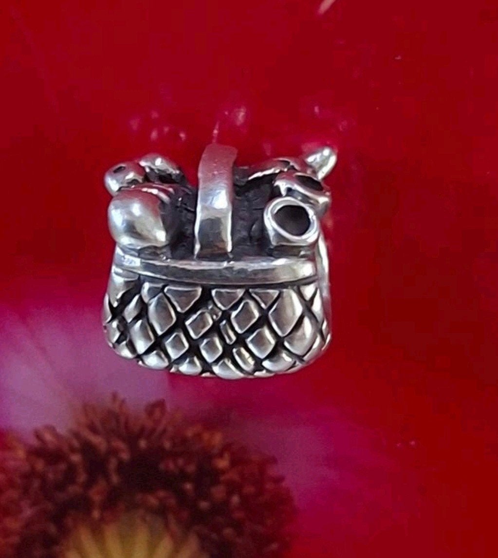 Pandora picknickmand RETIRED, Sieraden, Tassen en Uiterlijk, Bedels, Pandora, Ophalen of Verzenden, Zo goed als nieuw, 1 bedel